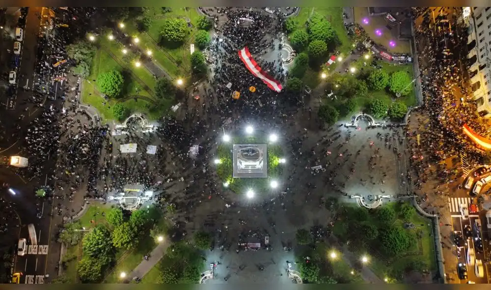 Varias personas aún permanecen en la Plaza San Martín manifestándose contra la candidata. Foto: Aldair Mejia/La República Varias personas aún permanecen en la Plaza San Martín manifestándose contra la candidata. Foto: Aldair Mejia/La República