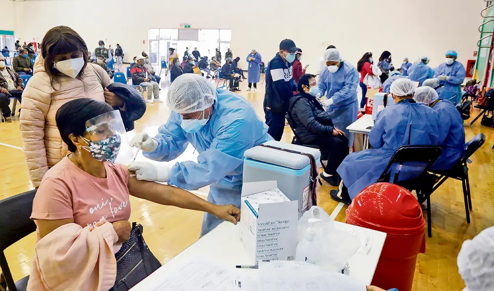 Su turno. El proceso de inmunización avanza en todo el país, pese a algunos contratiempos. Foto: Carlos Contreras / La República