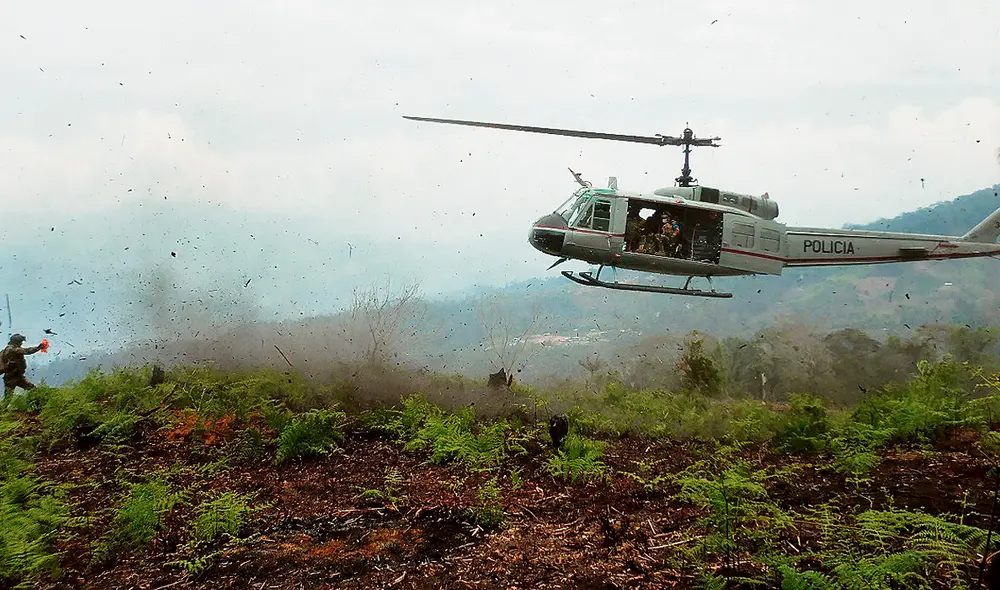 Desde arriba. El apoyo de los helicópteros UH-1H-II es fundamental para la lucha contra el narcotráfico en San Gabán, el Vraem y en el Huallaga. Foto: difusión Desde arriba. El apoyo de los helicópteros UH-1H-II es fundamental para la lucha contra el narcotráfico en San Gabán, el Vraem y en el Huallaga. Foto: difusión
