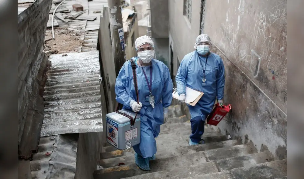 A menudo, los brigadistas de la Diris Lima Este deben trepar por larguísimas escaleras para llegar a los domicilios de los ancianos que deben vacunar. Foto: Antonio Melgarejo.