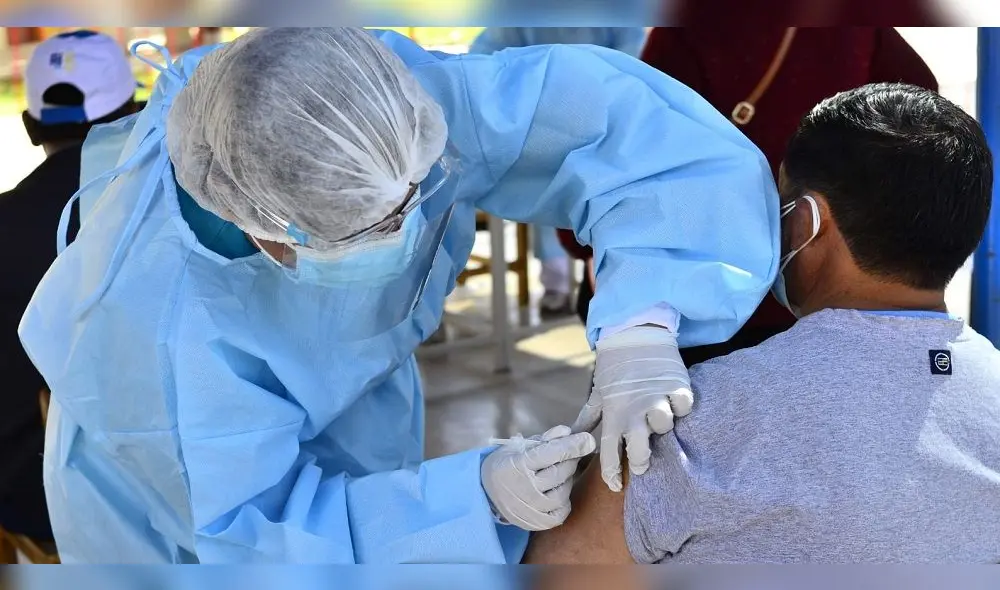 Brigadas de salud se encargaron de vacunar a los adultos mayores. Foto: DIresa Tacna.