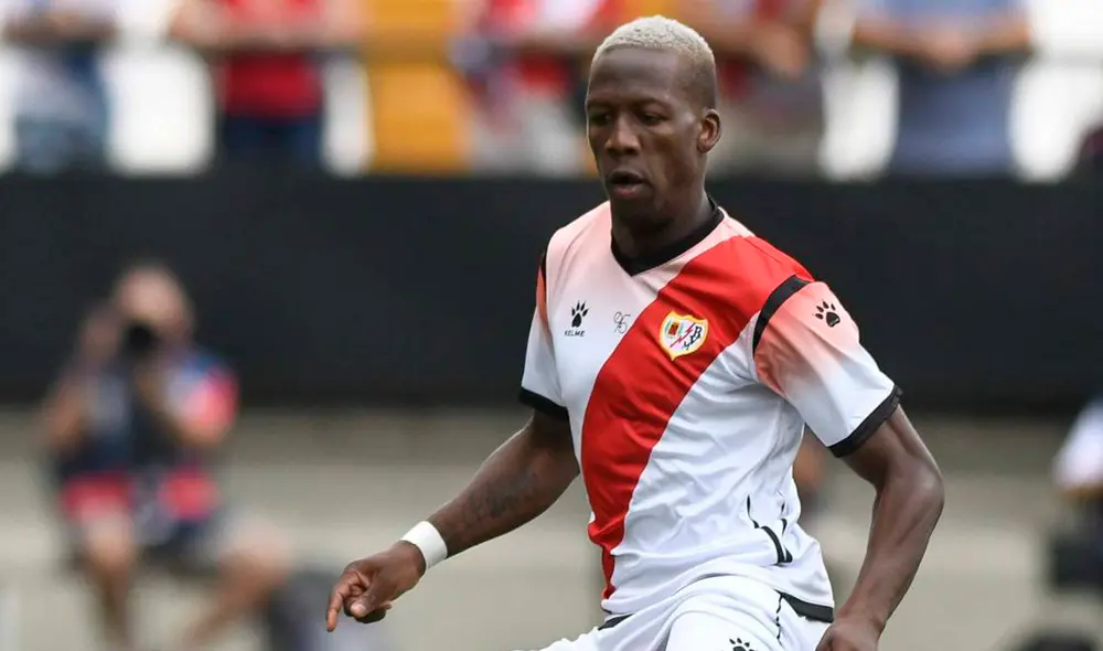 Advíncula fue fuertemente criticado por un grupo de hinchas de su actual club. Foto: difusión Advíncula fue fuertemente criticado por un grupo de hinchas de su actual club. Foto: difusión