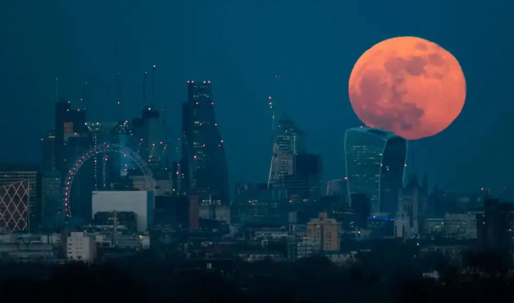 Una superluna de sangre sobre los edificios de Londres. Foto: London News Pictures Una superluna de sangre sobre los edificios de Londres. Foto: London News Pictures