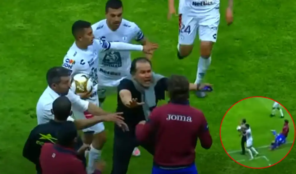 Reynoso intentó calmar los ánimos en la riña que se generó durante el duelo. Foto: captura de video/TUDN Reynoso intentó calmar los ánimos en la riña que se generó durante el duelo. Foto: captura de video/TUDN