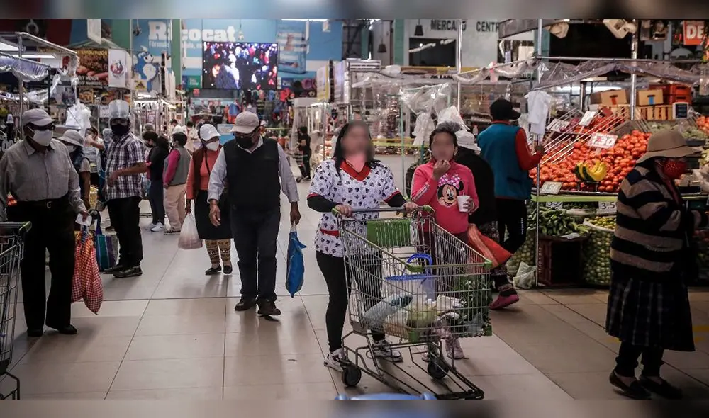 Autoridad señala que en mercados no se controla el uso de mascarillas ni se respetan protocolos. Foto: Oswald Charca / La República