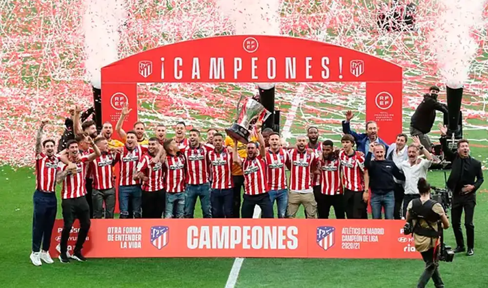El plantel del Atlético de Madrid recibió el trofeo de LaLiga 2020-21 en el Wanda Metropolitano. Foto: AFP El plantel del Atlético de Madrid recibió el trofeo de LaLiga 2020-21 en el Wanda Metropolitano. Foto: AFP