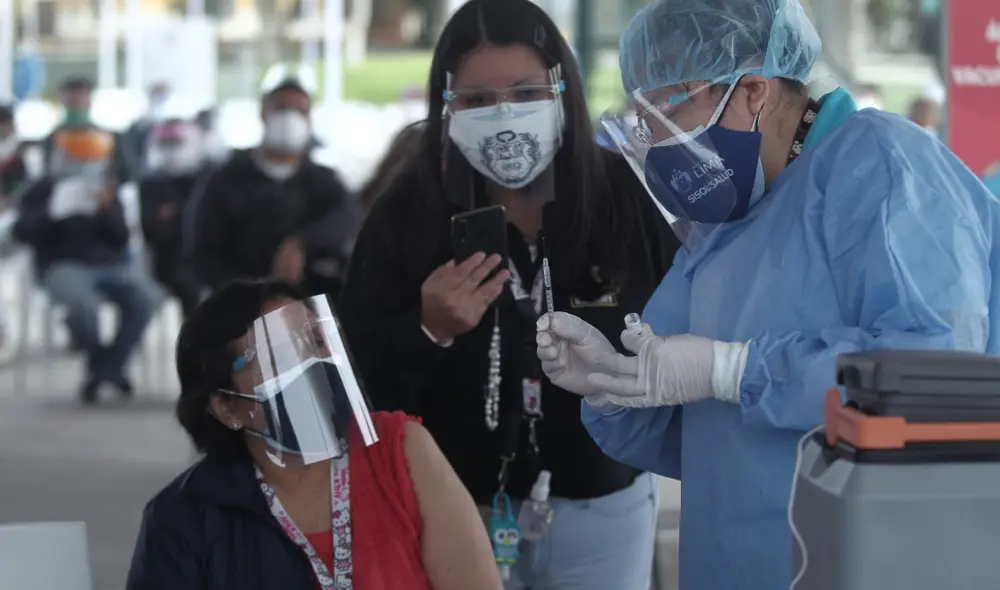 Algunos familiares optan por grabar el proceso de inmunización. Foto: Antonio Melgarejo/La República Algunos familiares optan por grabar el proceso de inmunización. Foto: Antonio Melgarejo/La República