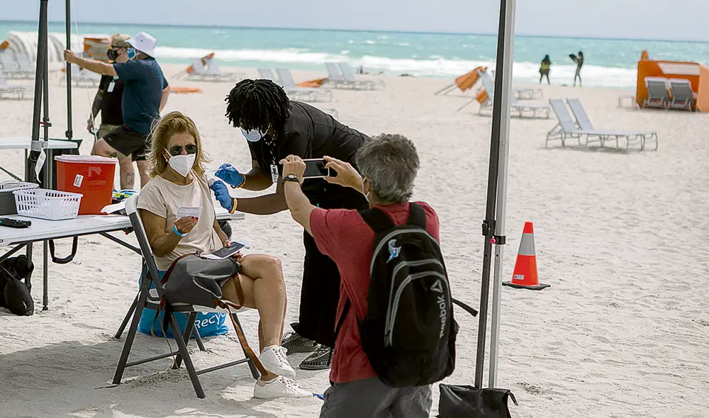 Lugares. Vacunatorios se levantaron hasta en la playa. Foto: AFP