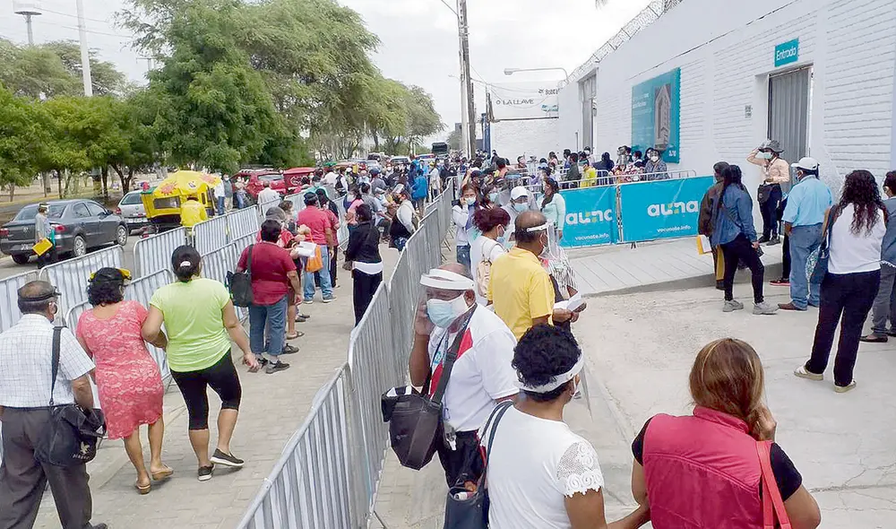 Desorden en Piura. Adultos mayores estuvieron en aglomeraciones. Denunciaron que no había suficientes vacunas. Foto: difusión