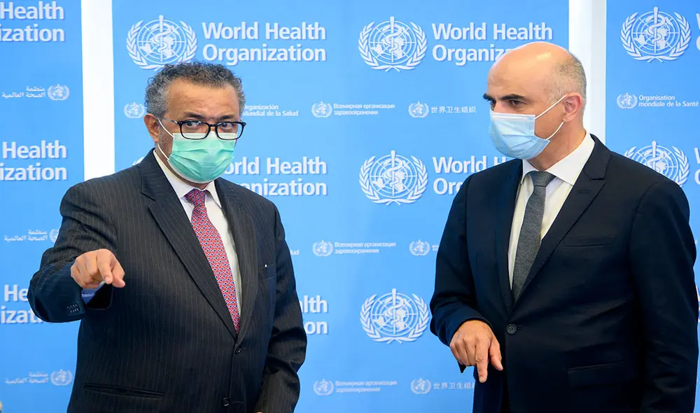 "Tenemos que elegir una opción: entre la cooperación, la competencia o la confrontación", resaltó Tedros. Foto: AFP