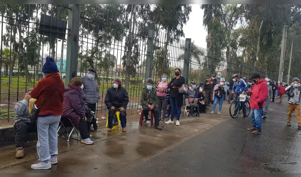 Ciudadanos observaron con sorpresa el fenómeno. Foto: Deysi Portuguez / URPI-LR