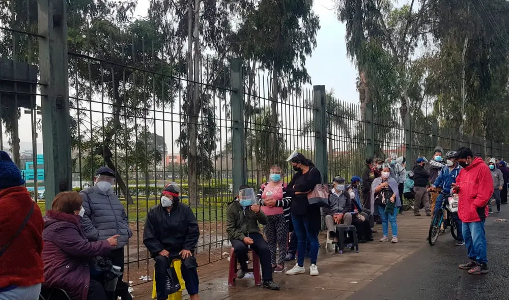 Adultos mayores soportaron intensa lluvia durante colas para vacunación. Foto: Deysi Portuguez/ URPI-LR