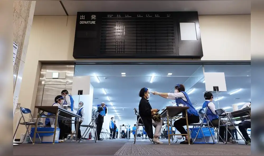 A una mujer le controlan la temperatura corporal en un centro de vacunación COVID-19 instalado dentro del aeropuerto de Nagoya, en el centro de Japón, el 24 de mayo de 2021. Foto: EFE A una mujer le controlan la temperatura corporal en un centro de vacunación COVID-19 instalado dentro del aeropuerto de Nagoya, en el centro de Japón, el 24 de mayo de 2021. Foto: EFE
