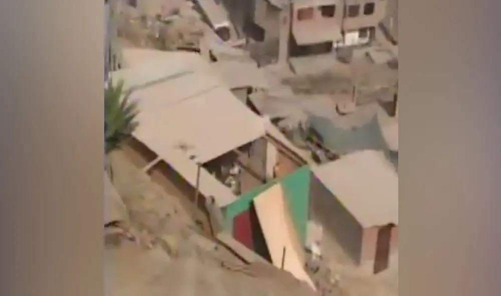 Algunas personas tuvieron que poner piedras para evitar que las calaminas se desestabilicen. Foto: captura de Canal N Algunas personas tuvieron que poner piedras para evitar que las calaminas se desestabilicen. Foto: captura de Canal N