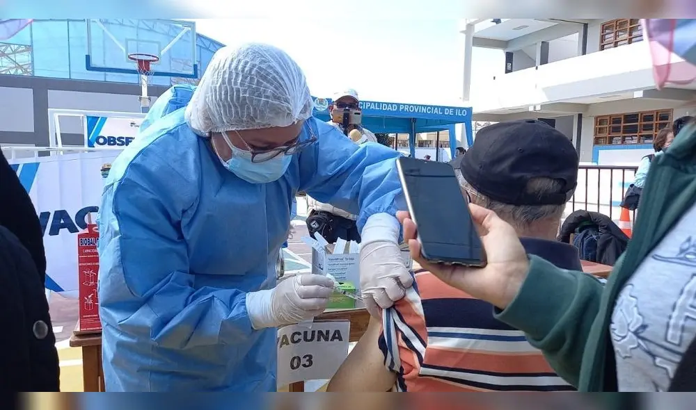 Las brigadas de salud aplicaron este lunes la segunda dosis a adultos mayores de 80.  Foto: Geresa Moquegua