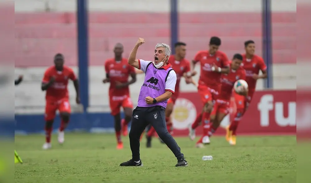 Así festejaba el DT Grioni los goles de Cienciano, pero se tiene que ir. Foto: Liga 1 Así festejaba el DT Grioni los goles de Cienciano, pero se tiene que ir. Foto: Liga 1