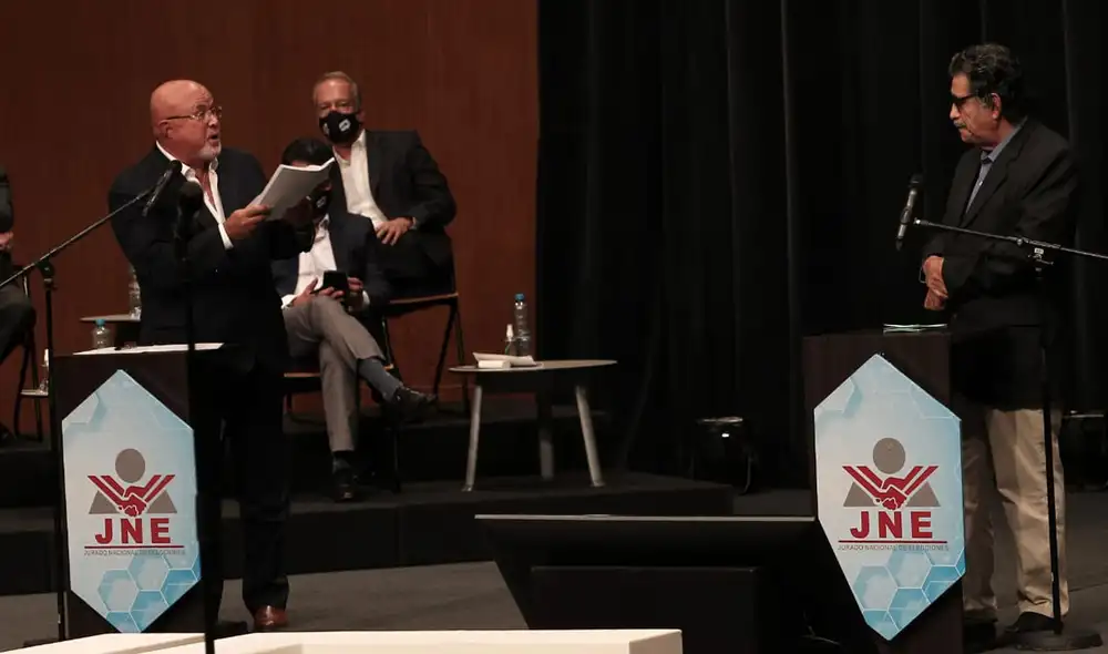 Bruce y Alencastre intercambiaron propuestas en el debate realizado el último 23 de mayo. Foto: Aldair Mejía/La República