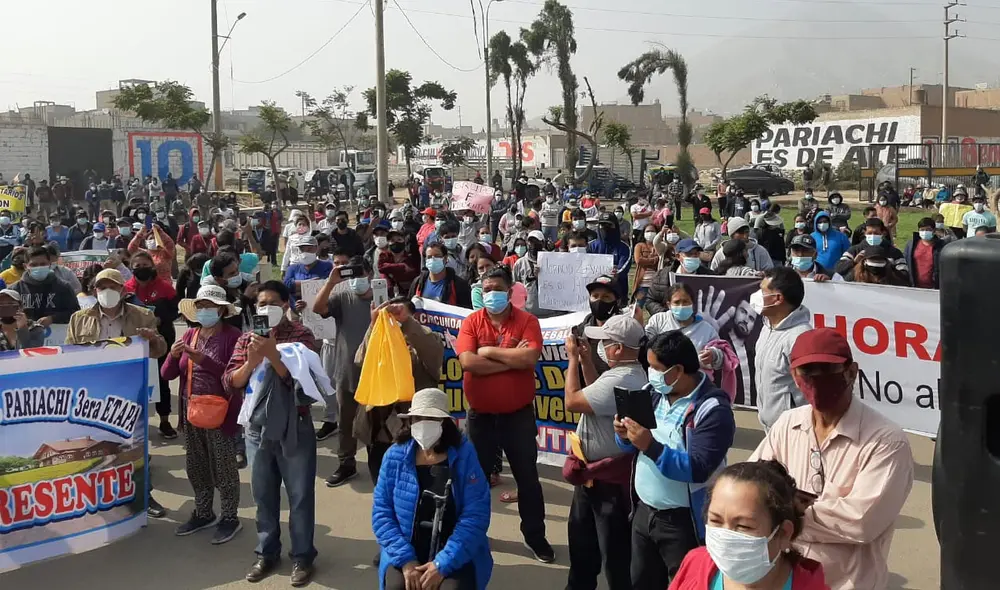 Familias se dirigieron al frontis de la Municipalidad de Ate Vitarte para solicitar el apoyo del alcalde. Foto: Coordinadora de Pariachi