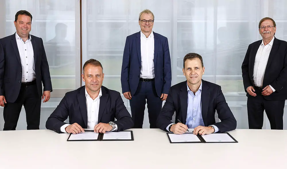 Flick firmó este martes el contrato que lo une a 'Die Manschaft' por tres años. Foto: DFB