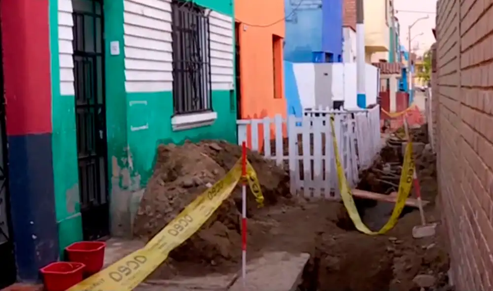 La empresa a cargo del agua potable y alcantarillado ha dejado solo unas tablas largas y delgadas que cubren a modo de puente los grandes huecos a lo largo del angosto pasaje. Foto: captura de Panamericana La empresa a cargo del agua potable y alcantarillado ha dejado solo unas tablas largas y delgadas que cubren a modo de puente los grandes huecos a lo largo del angosto pasaje. Foto: captura de Panamericana