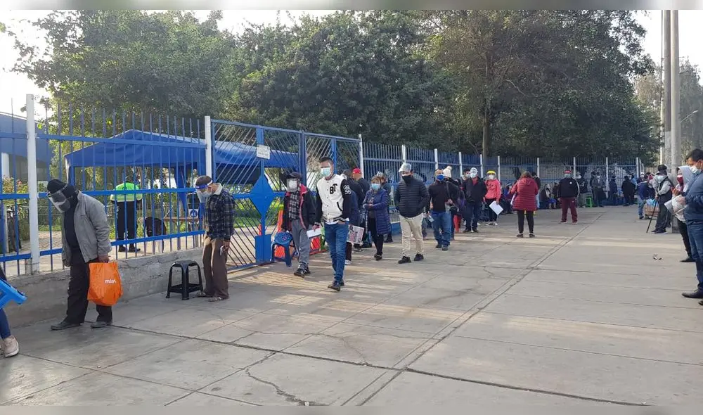Adultos mayores esperan desde horas de la madrugada. Foto: Deysi Portuguez/ URPI- LR