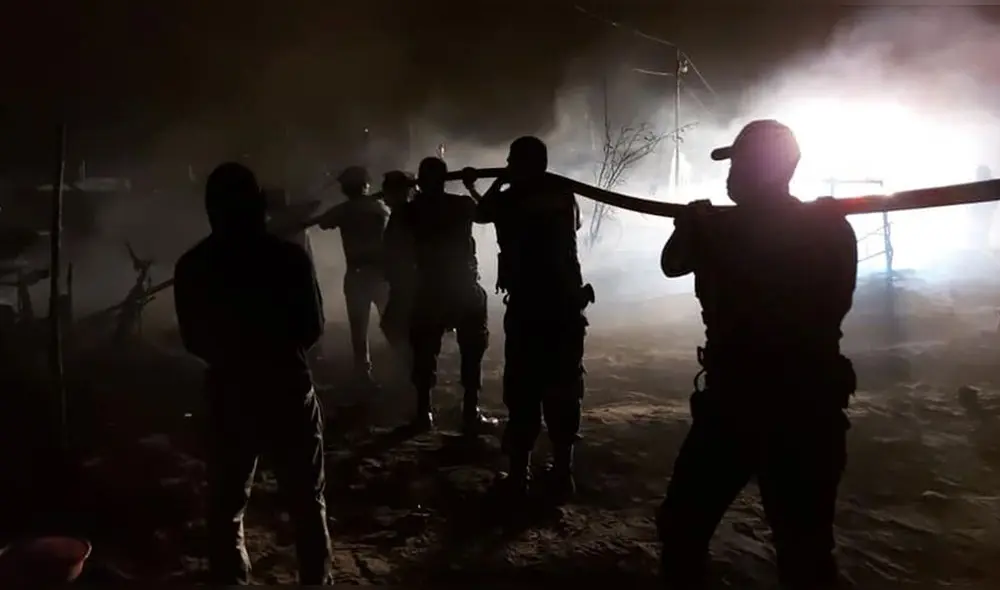 La causal del incendio, al parecer, sería una vela encendida en el interior de una de las viviendas. Foto: Seguridad Ciudadana La causal del incendio, al parecer, sería una vela encendida en el interior de una de las viviendas. Foto: Seguridad Ciudadana