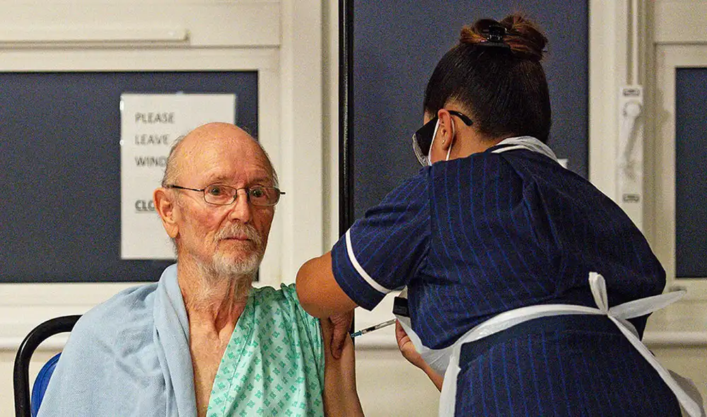 En diciembre William Shakespeare fue vacunado contra la COVID-19 en Reino Unido. Foto: difusión En diciembre William Shakespeare fue vacunado contra la COVID-19 en Reino Unido. Foto: difusión