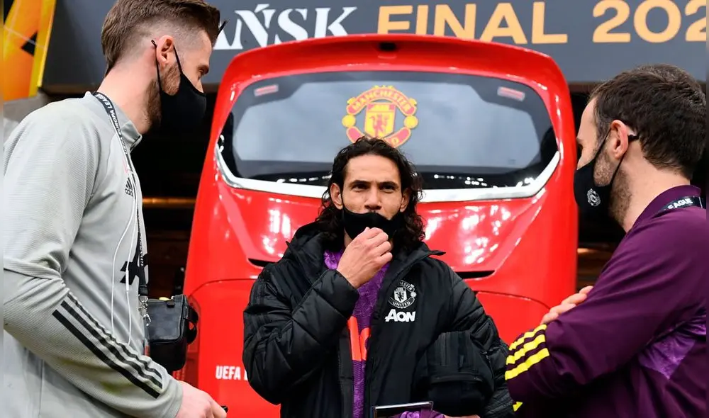 Edison Cavani junto a De Gea y Mata, conversando en los entrenamientos. Foto: EFE