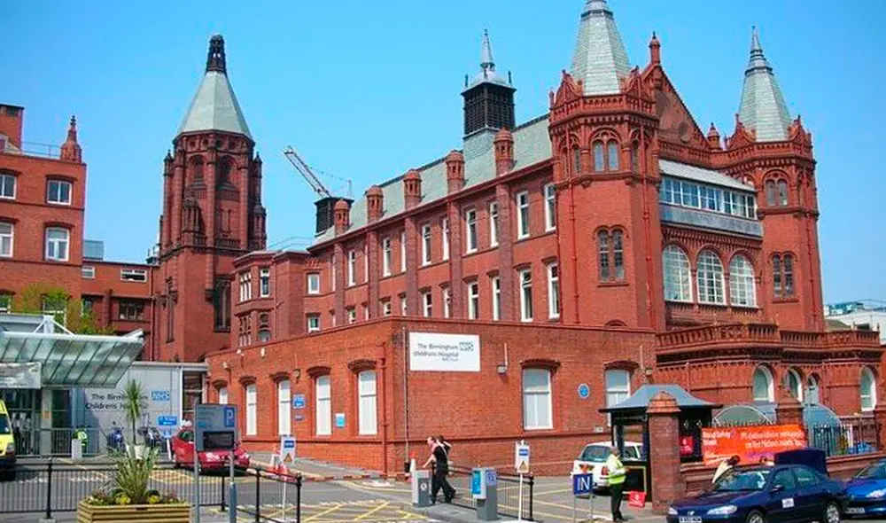 Hospital infantil de Birmingham en Inglaterra donde el pequeño Ellis fue operado en dos oportunidades para retirarle los cinco imanes alojados en su interior. Foto: Clarín Hospital infantil de Birmingham en Inglaterra donde el pequeño Ellis fue operado en dos oportunidades para retirarle los cinco imanes alojados en su interior. Foto: Clarín