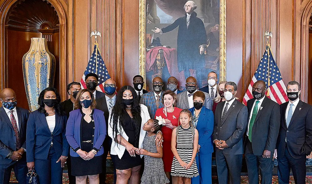 Apoyo. Presidenta de la Cámara de Representantes recibió a la familia de Floyd en el Capitolio. Foto: AFP