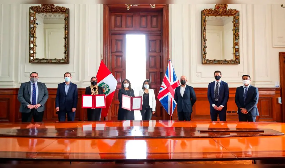 Representantes de ARCC y Reino Unido firmaron contratos para reconstrucción hospitales y colegios. Foto: ARCC.