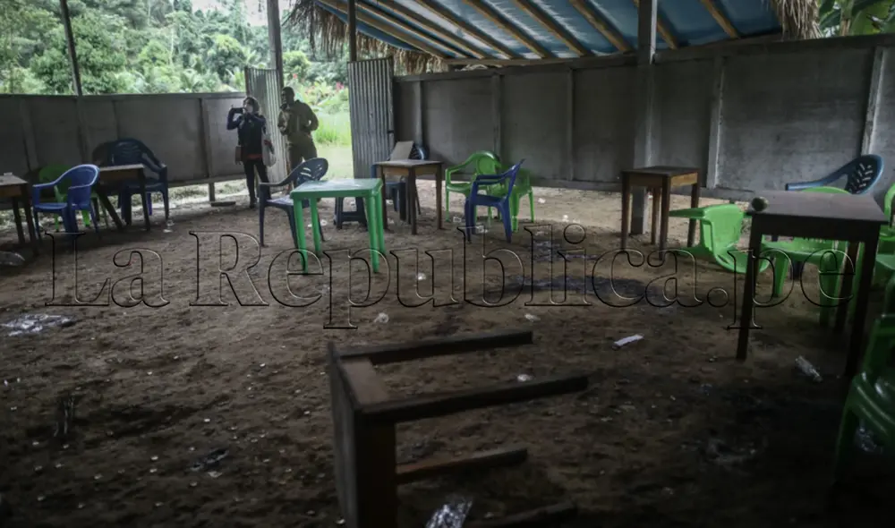 Desorden en el bar revela la violenta incursión de desconocidos armados. Foto: Aldair Mejía / La República