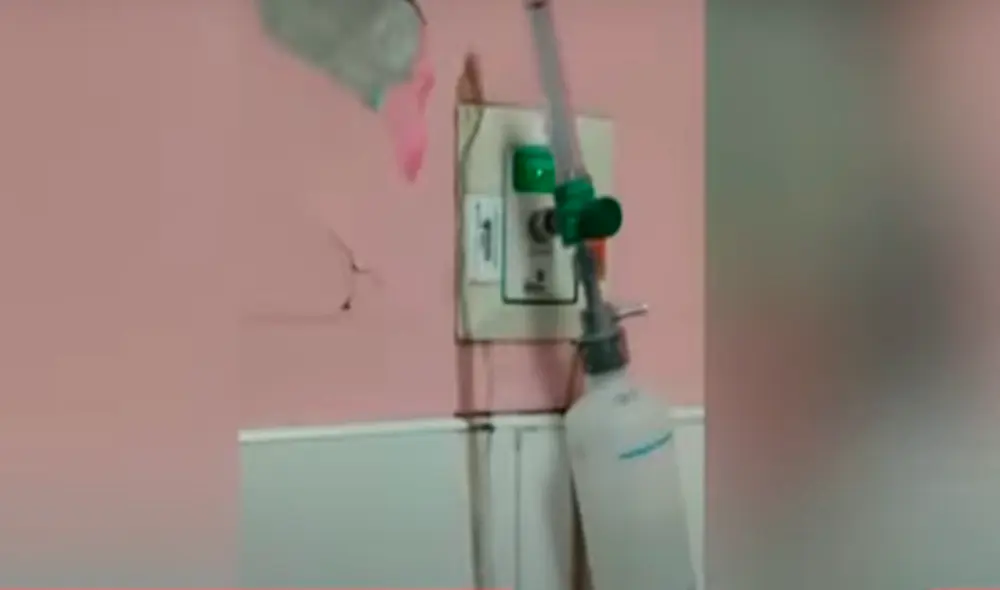 Personal del Hospital de Huaycán trabaja en condiciones de mucho peligro como consecuencia de las filtraciones de agua. Foto: Captura Panamericana Televisión Personal del Hospital de Huaycán trabaja en condiciones de mucho peligro como consecuencia de las filtraciones de agua. Foto: Captura Panamericana Televisión