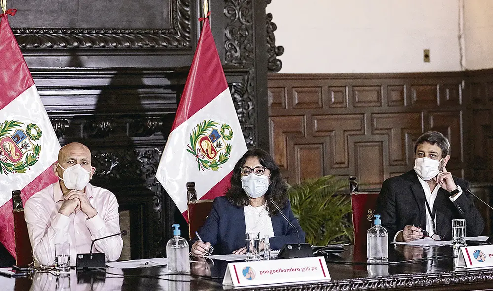 PCM. Premier Violeta Bermúdez, flanqueada por los ministros de Economía, Waldo Mendoza, y de Educación, Ricardo Cuenca. Foto: difusión PCM. Premier Violeta Bermúdez, flanqueada por los ministros de Economía, Waldo Mendoza, y de Educación, Ricardo Cuenca. Foto: difusión