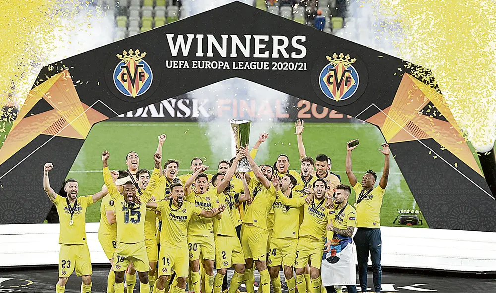 El festejo del ‘Submarino Amarillo’, que no perdió ni un partido y logra levantar la copa de la Europa League. Foto: EFE El festejo del ‘Submarino Amarillo’, que no perdió ni un partido y logra levantar la copa de la Europa League. Foto: EFE
