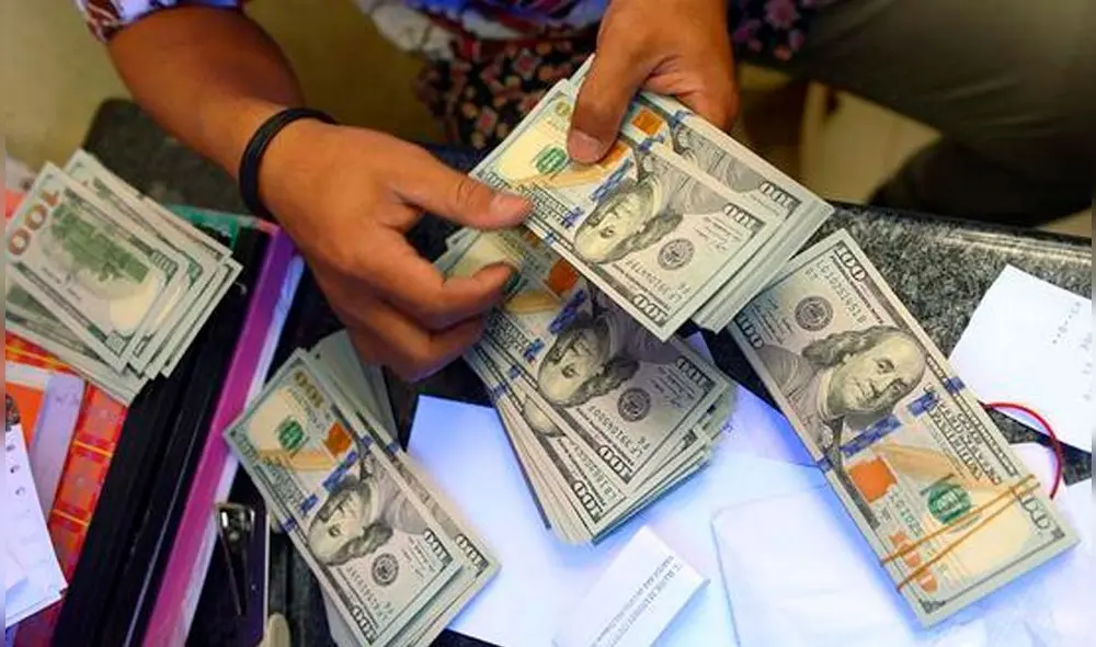 El dólar oficial del BCV es consultado por gran cantidad de comerciantes y compradores en Venezuela. Foto: AFP El dólar oficial del BCV es consultado por gran cantidad de comerciantes y compradores en Venezuela. Foto: AFP