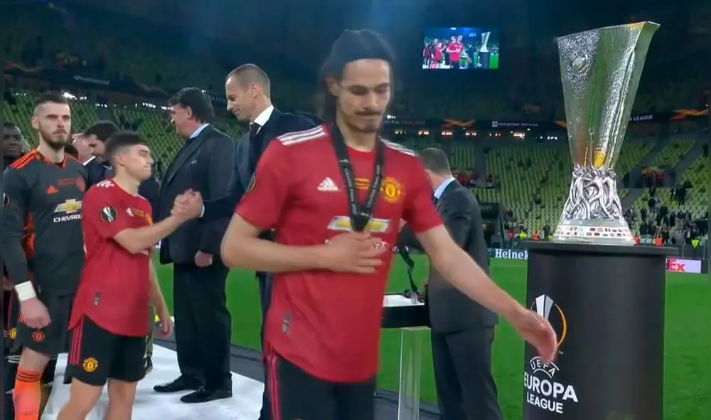 Edinson Cavani recibió la medalla plateada tras perder contra Villarreal. Foto: ESPN