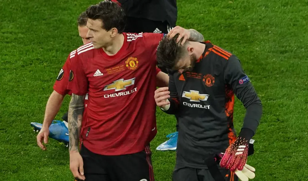 De Gea fue consolado por Víctor Lindelof tras la tanda de los penales. Foto: AFP/Aleksandra Szmigiel