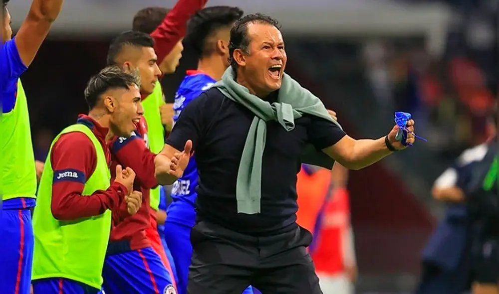 Juan Reynoso celebrando con sus dirigidos la clasificación del Cruz Azul a la final. Foto: difusión Juan Reynoso celebrando con sus dirigidos la clasificación del Cruz Azul a la final. Foto: difusión