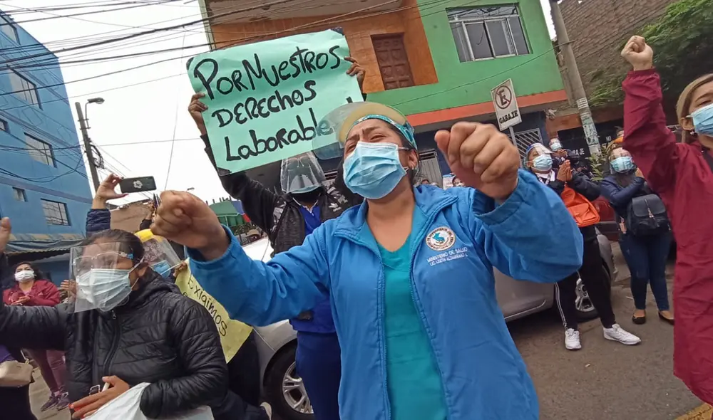 Plantón del sector salud continuará hasta que no se ofrezca una solución a sus problemas. Foto: Jessica Merino / URPI-LR