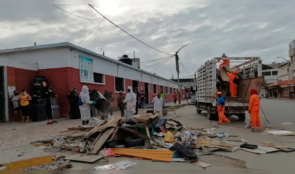 Personal edil recoge desechos en jornada de limpieza realizado en el Mercado Central de Talara. Foto: Difusión.