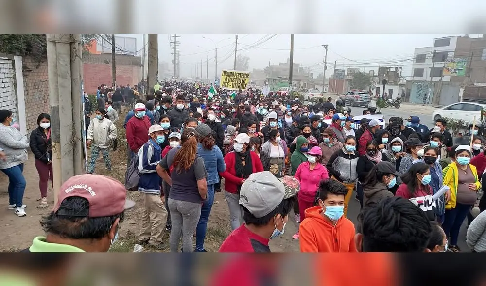 Familias se dirigieron al frontis de la Municipalidad de Ate Vitarte para solicitar el apoyo del alcalde. Foto: Raúl Egusquiza/URPI-GLR
