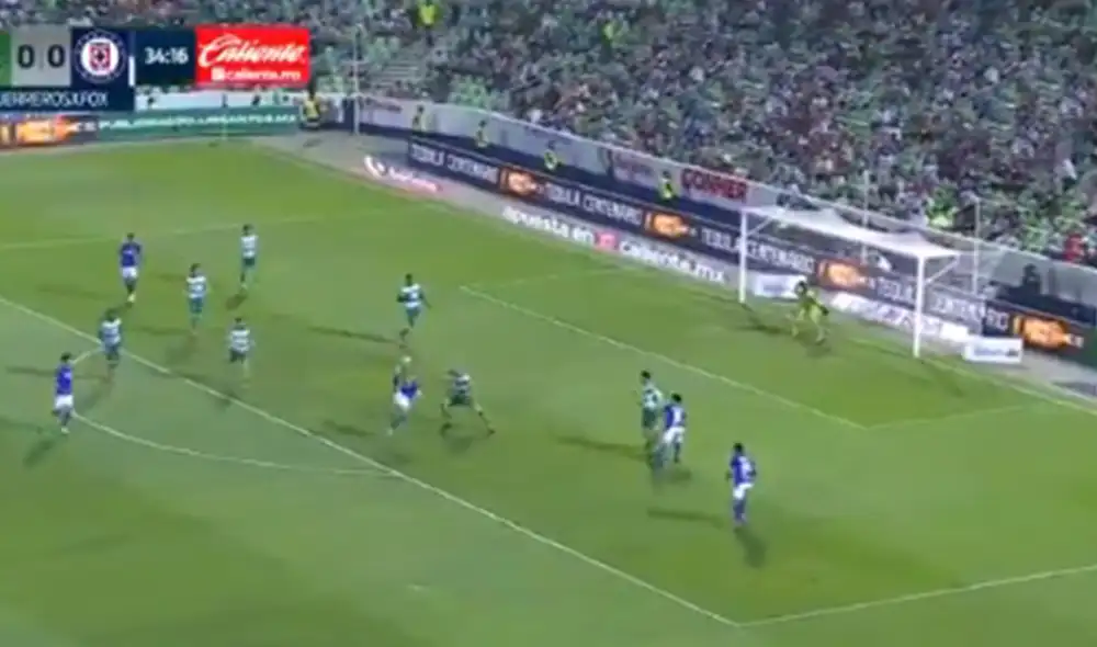 'Cabecita' se aventuró con la acrobática jugada. Foto: captura de video/Fox Sports 'Cabecita' se aventuró con la acrobática jugada. Foto: captura de video/Fox Sports