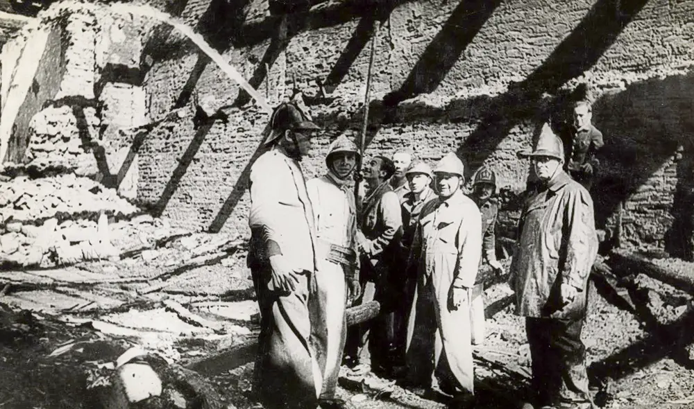 Héroes. Un grupo de bomberos posan dentro de la BNP tras apagar el incendio. Héroes. Un grupo de bomberos posan dentro de la BNP tras apagar el incendio.