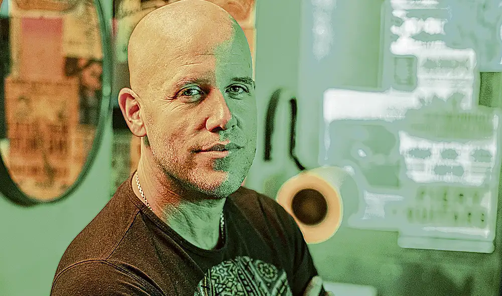 “Suena idealista, pero me imagino (al Perú) como una sociedad que sabe escuchar”, expresa el cantante. Foto: difusión