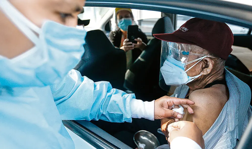 De manera gradual. El avance en el proceso de vacunación ha permitido al Minsa adelantar la atención de nuevos grupos etarios, como los mayores de 60 a 64 años. Foto: difusión De manera gradual. El avance en el proceso de vacunación ha permitido al Minsa adelantar la atención de nuevos grupos etarios, como los mayores de 60 a 64 años. Foto: difusión