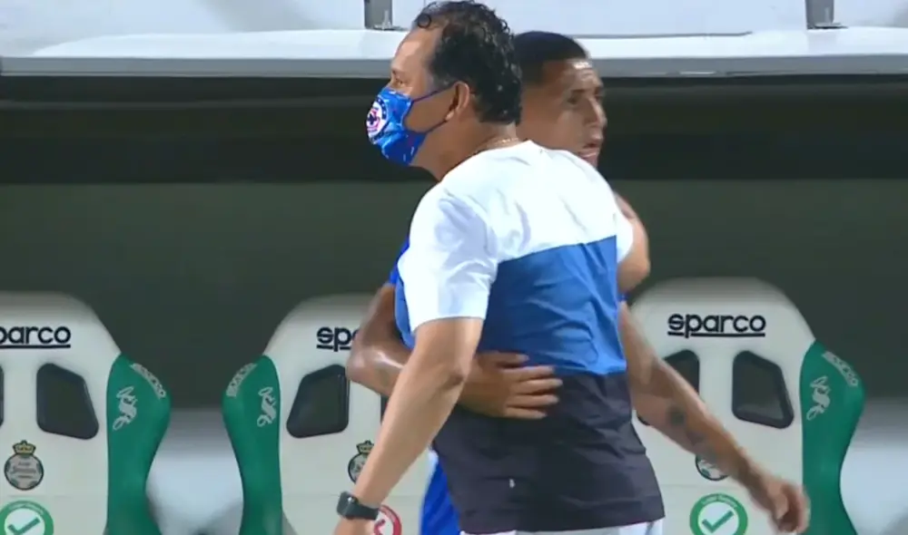 Abrazo de gol. Yoshimar Yotún y Juan Reynoso celebran el gol de Luis Romo que puso el 1-0 a favor de Cruz Azul contra Santos. Foto: captura Fox Sport