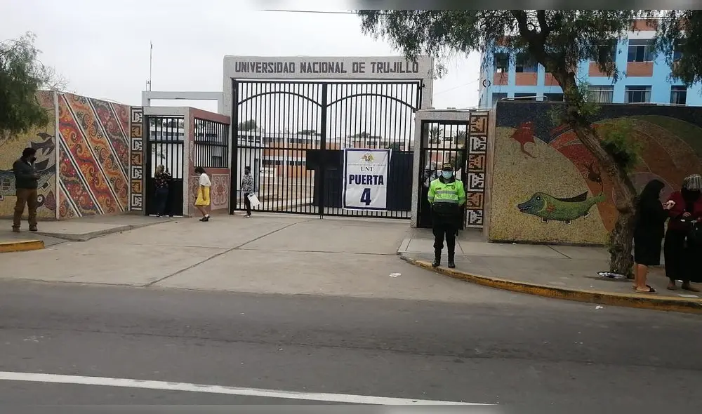 Se presume que los dispositivos eran utilizados para facilitar el desarrollo del examen. Foto: PNP