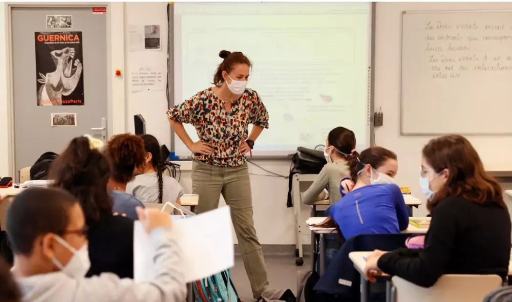 Francia aumentará aforo en clases presenciales a raíz de mejora sustancial en contagios de la COVID-19. Foto: AFP Francia aumentará aforo en clases presenciales a raíz de mejora sustancial en contagios de la COVID-19. Foto: AFP