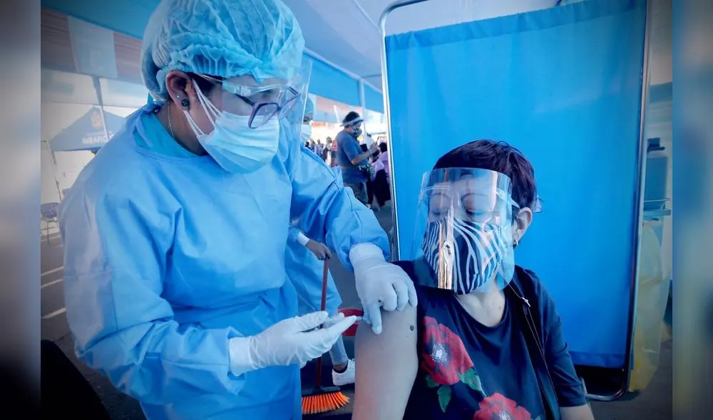 Campaña de vacunación para mayores de 50 años iniciará en tres semanas. Foto: Oswald Charca/ La República